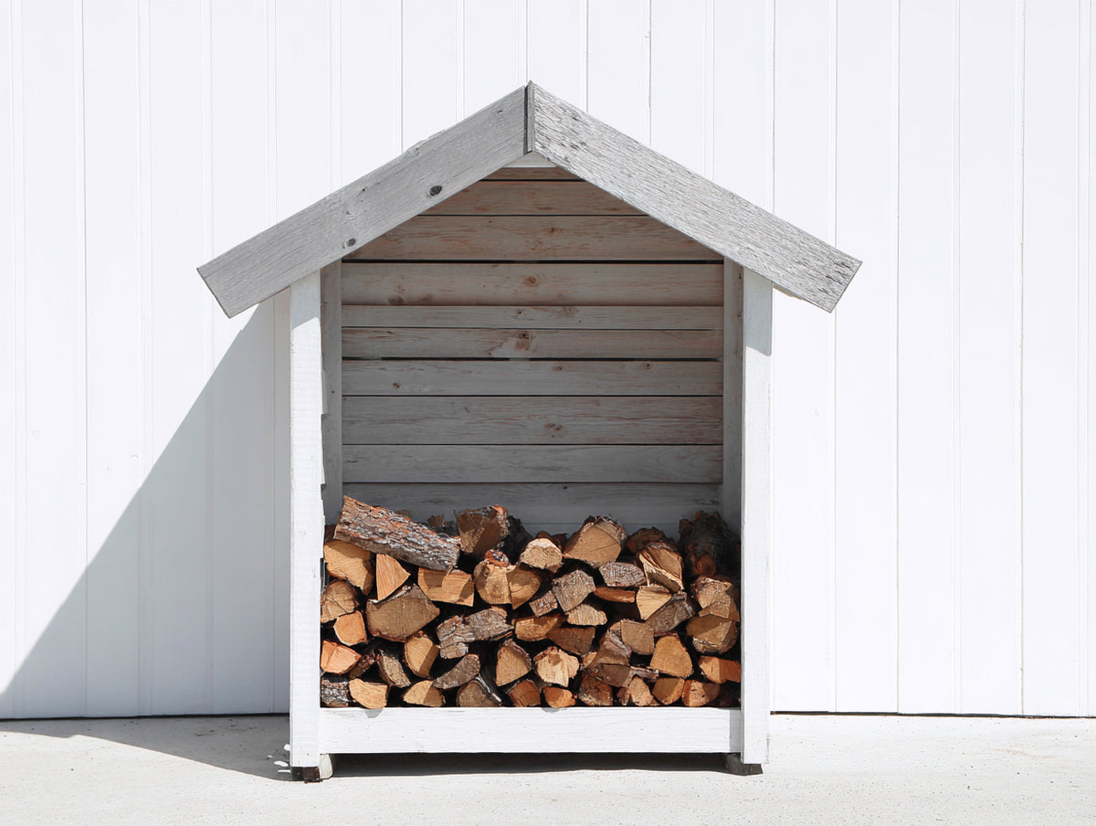Leñero de exterior de madera 100x65x160 cm - blanco y gris claro - compartimento único con techo a dos aguas
